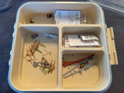 Eine plastik box - eine, gefüllt